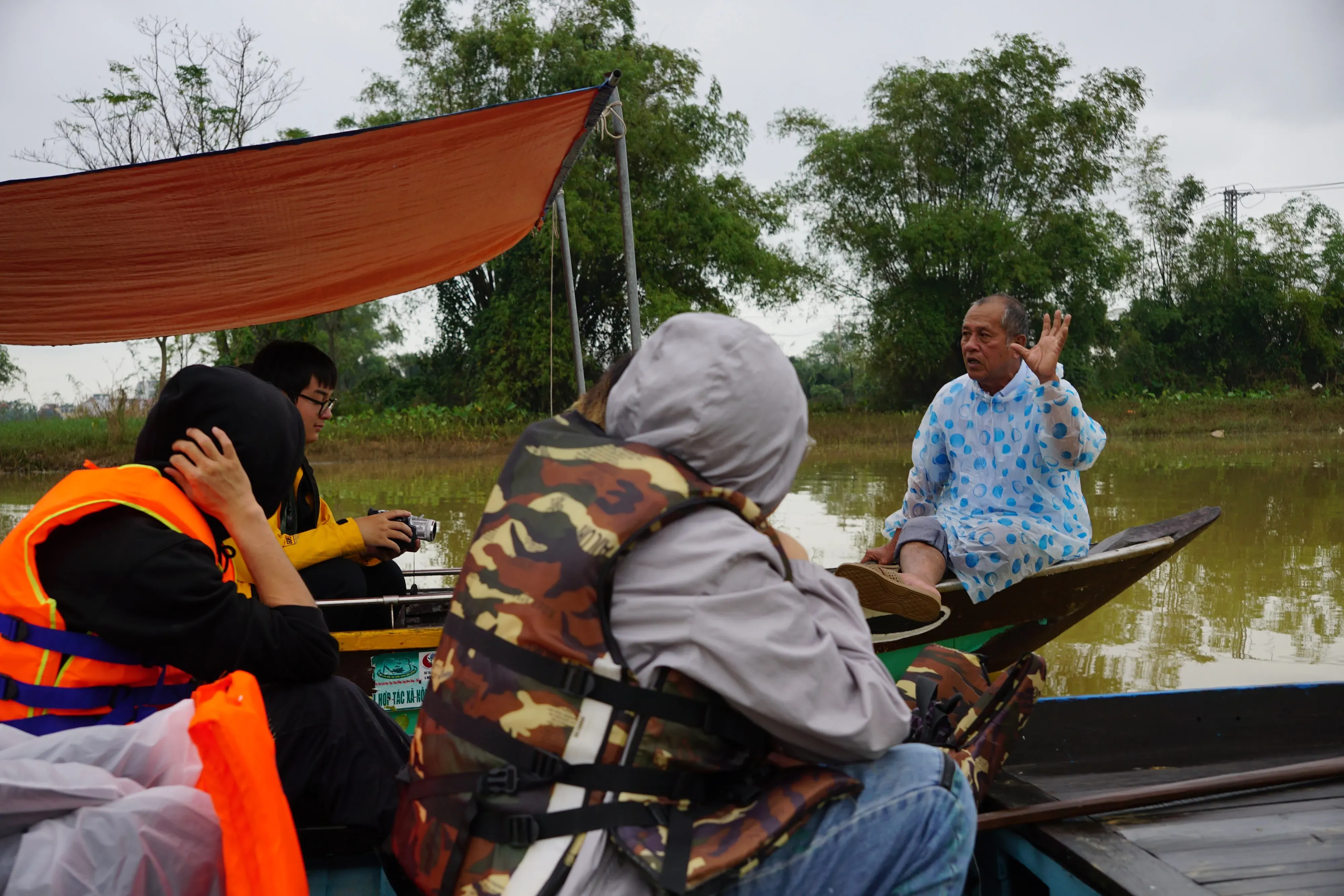 A boat journey and workshop on the Thu Bồn River guided by local fishermen. Oral histories of the river were shared to explain how the community transitioned from traditional fishing to sustainable ecotourism through mangrove conservation. Image courtesy of the Thì Collective.