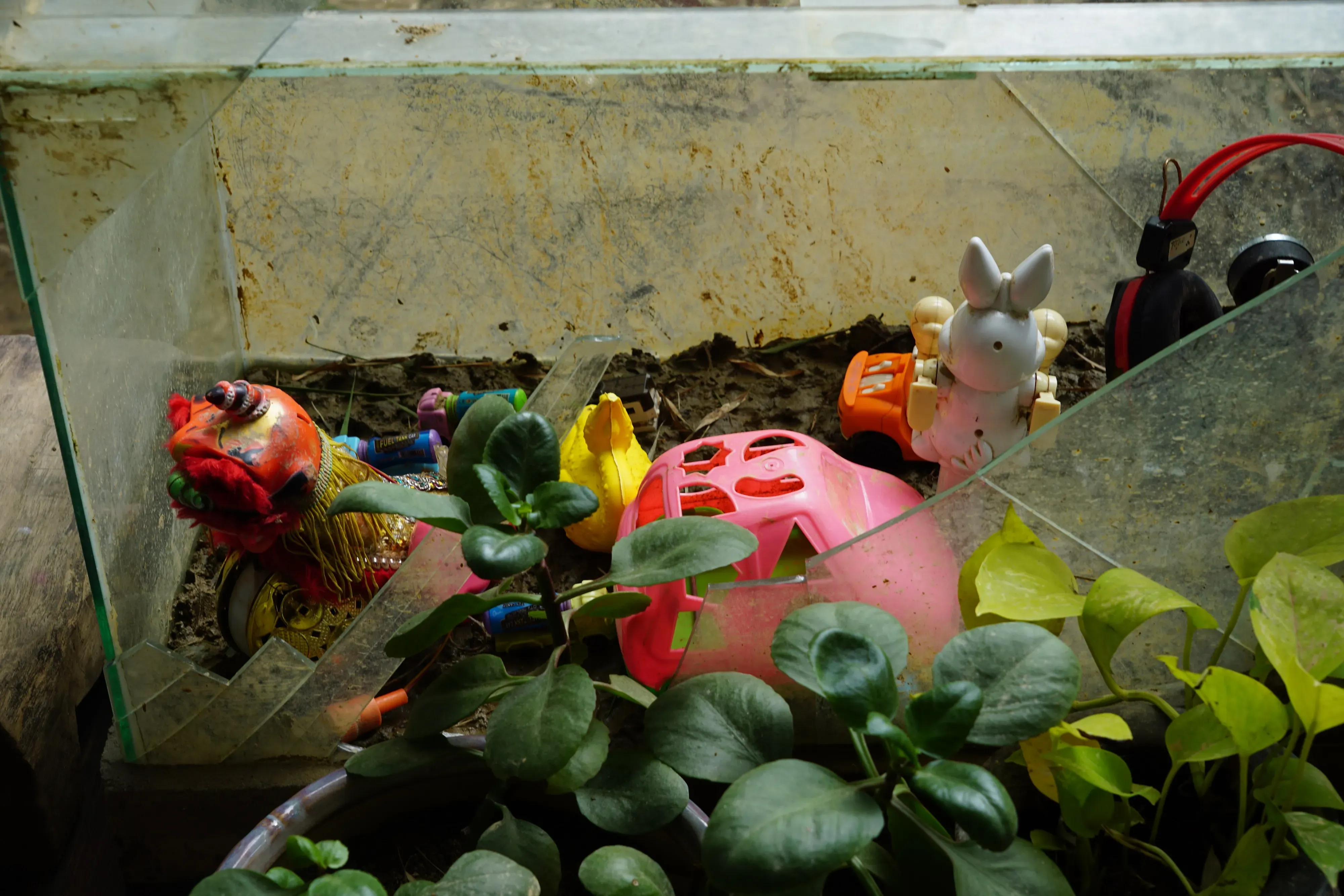 Art inspired by materials that get displaced during floods to evoke a sense of loss and discovery, imagined and executed by an artist in residency. Image courtesy of the Thì Collective.