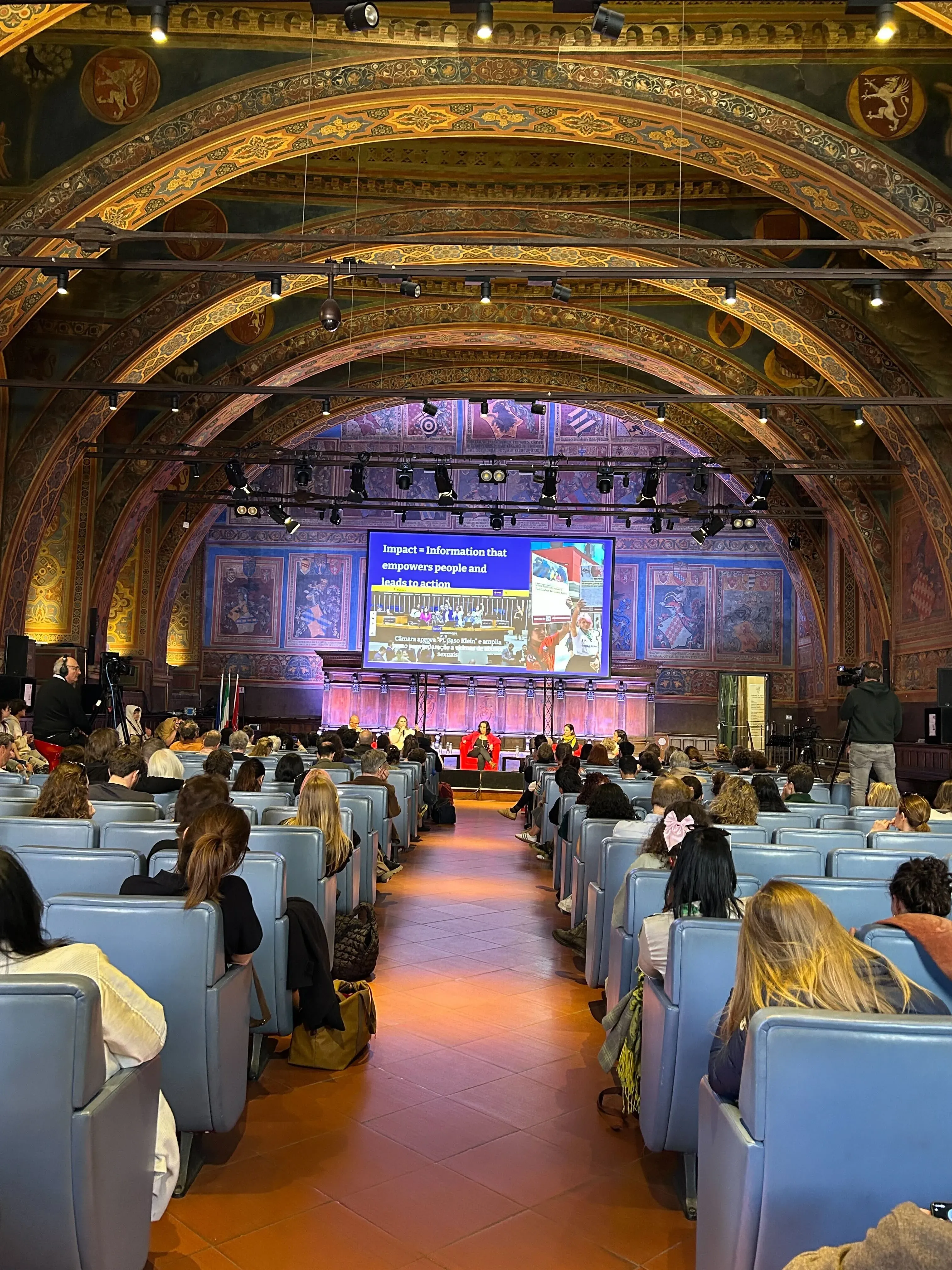 A crowd listens to a panel at the International Journalism Festival, Perugia, Italy. Image courtesy of Flora Pereira. 2025. 