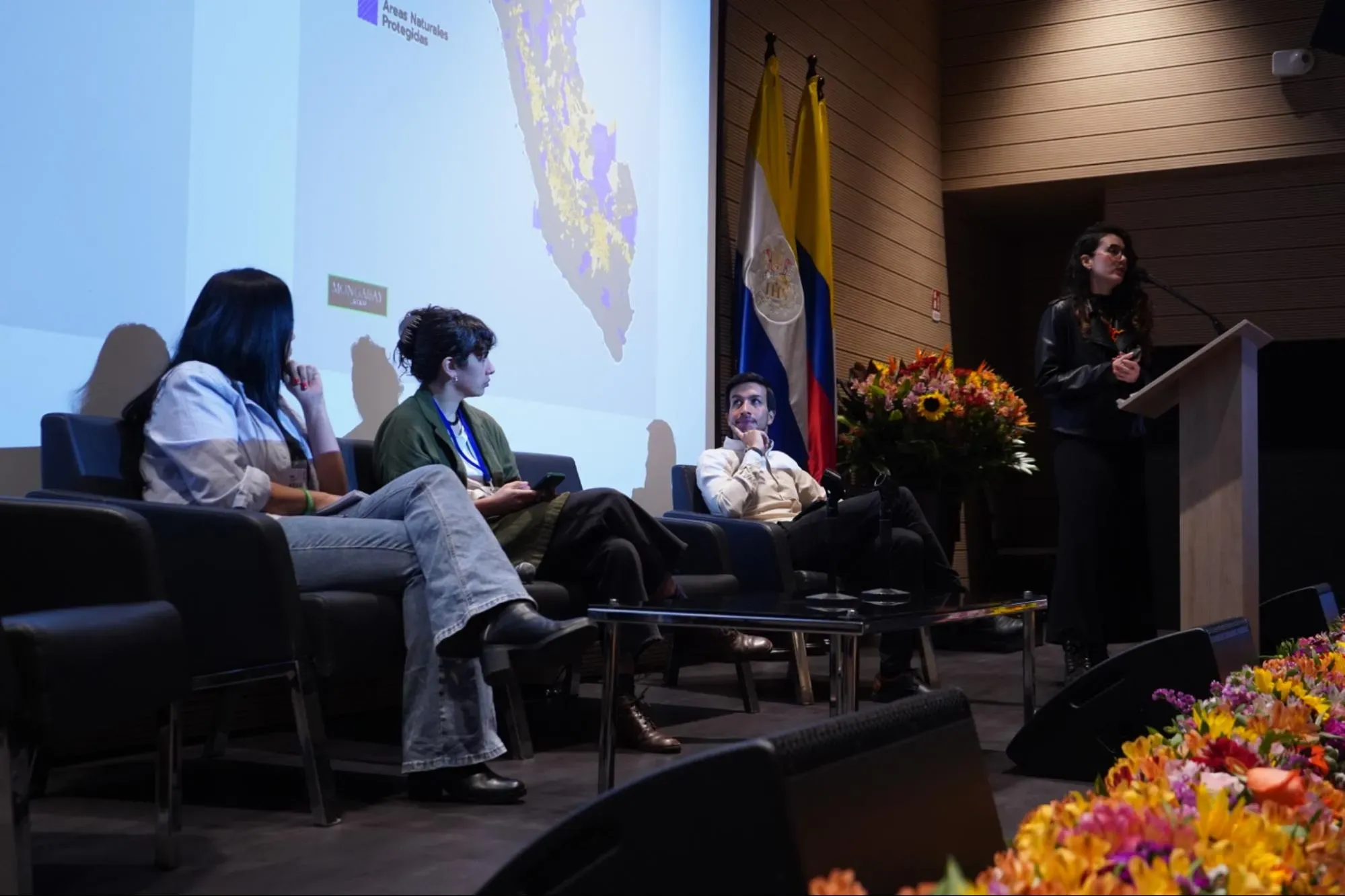 Daniela Quintero, de Mongabay, analiza desde el atril los retos de la transparencia en la gobernanza ambiental. La acompañan Alejandra Mayorga (El Cuarto Mosquetero), Christina Noriega (becaria del Pulitzer Center) y Jonatan Rodríguez (moderador).