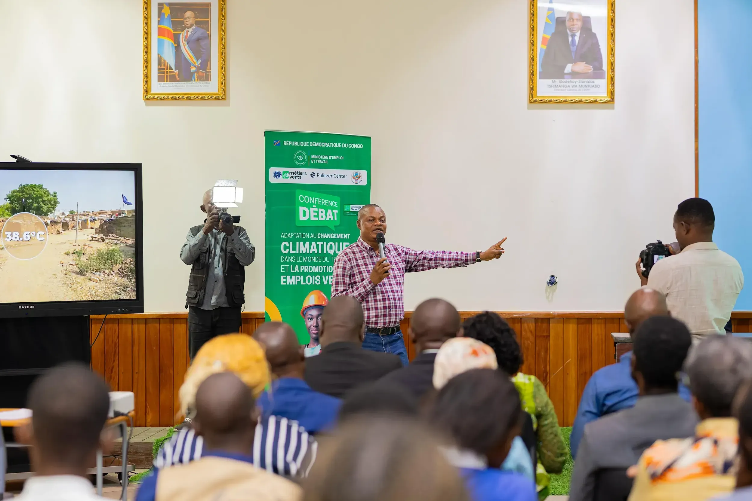 Présentation de l’annuaire des métiers verts par M. Idriss Mufuka, Directeur de formation à l’INPP. Image par ONGd 100 Jeunes pour le développement.